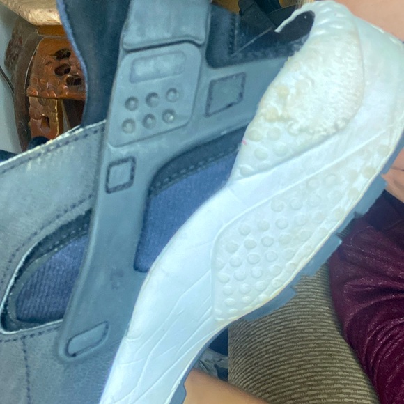 Nike Air Huaraches - Picture 3 of 4